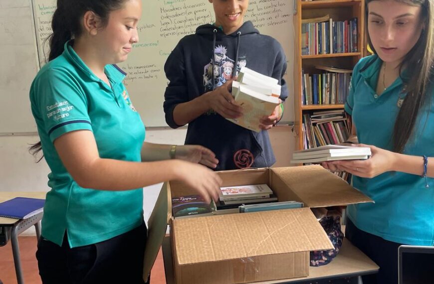 Entrega de libros a los seis Liceos Rurales, de la DRE Aguirre